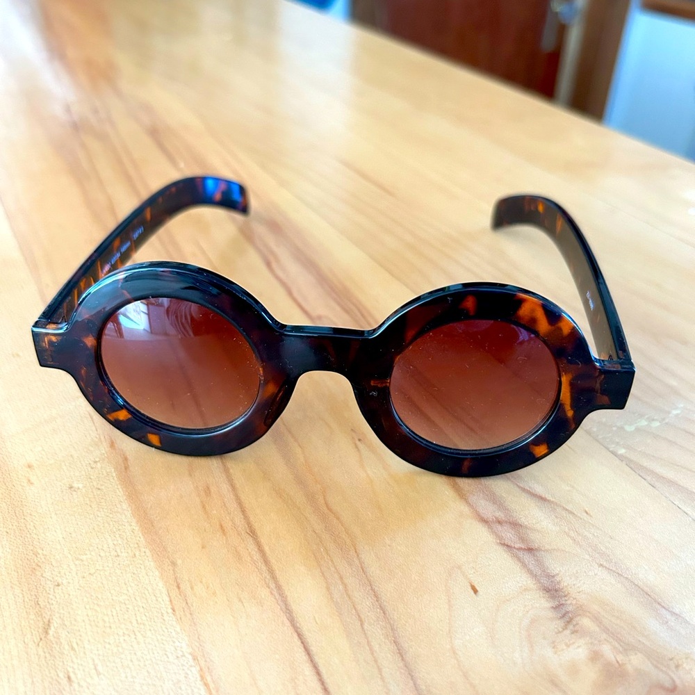 Thick round sunglasses, acetate based frame